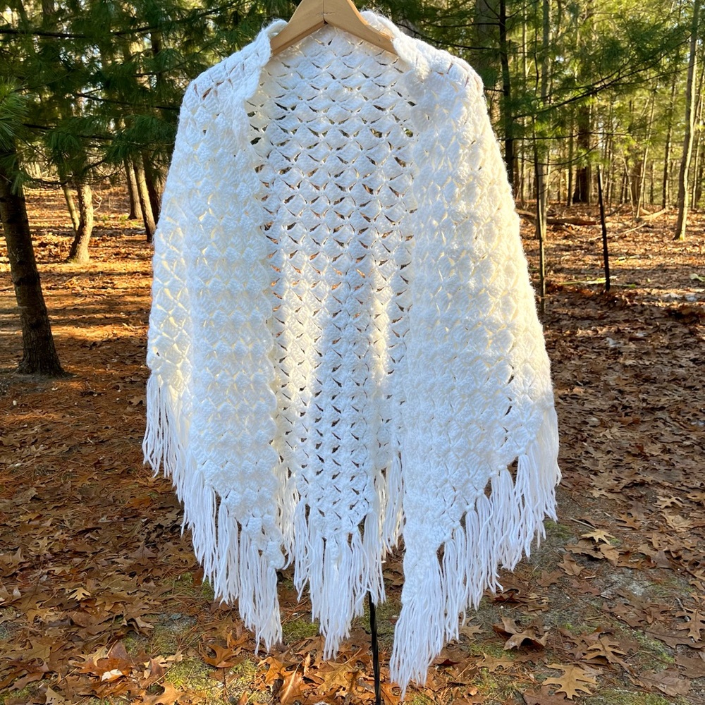 60s Handmade Acrylic Knit Fringe Shawl Poncho White